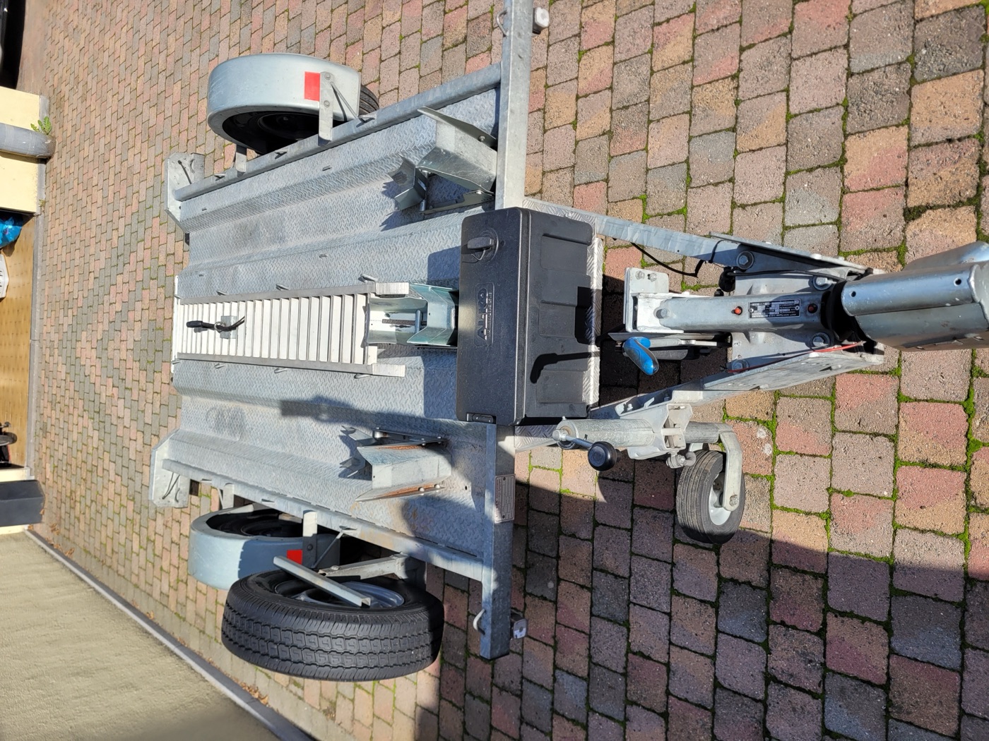 Motortrailer van bovenaf met oprijgoot en opbergkoffer