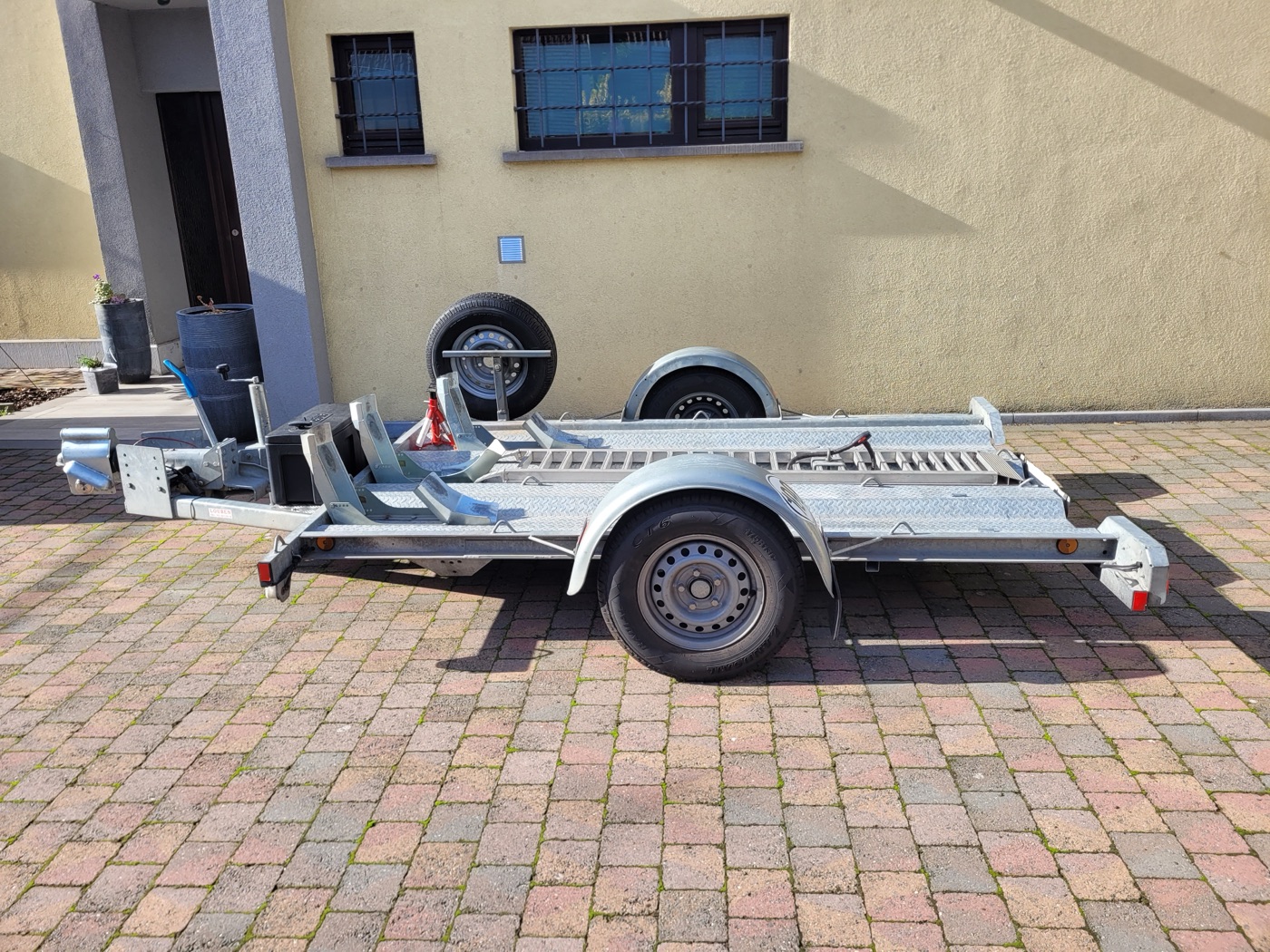 Gegalvaniseerde motortrailer met wielklemmen, zijaanzicht